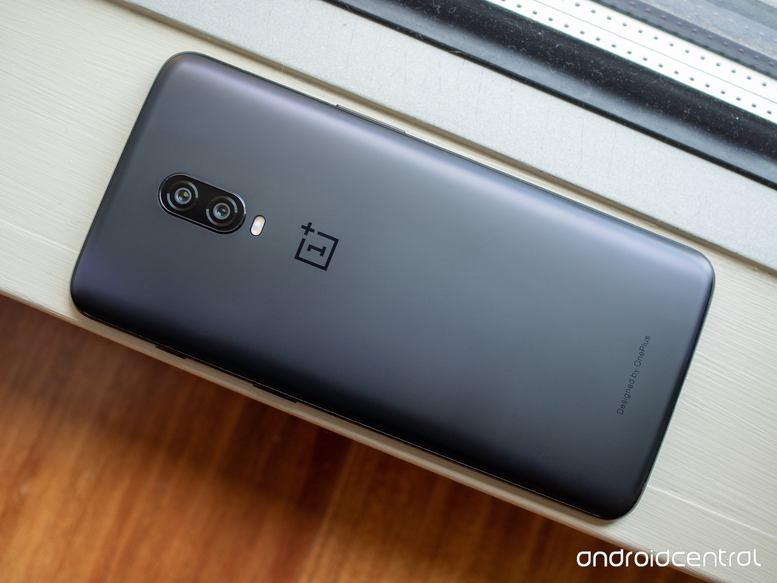 OnePlus 6T comes with frosted glass back susceptible to scratches