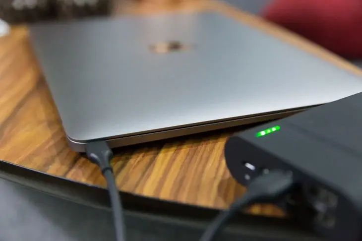Apple Macbook charging