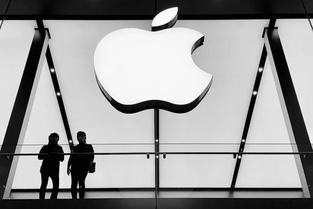 Apple Logo on an Apple Store, Apple Overtook Samsung