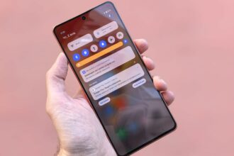 A person holding a phone with best android apps to try