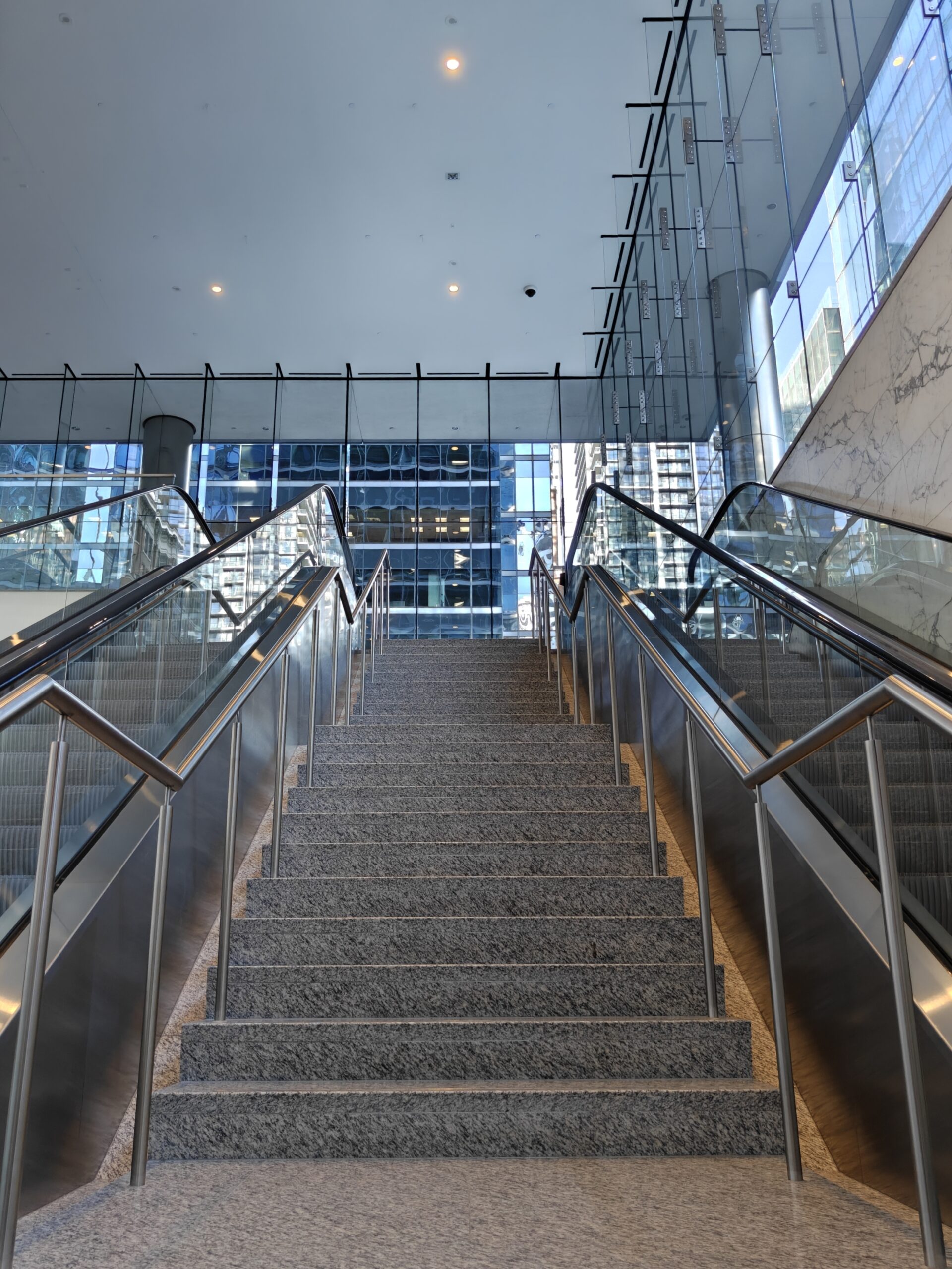 Building – OnePlus 15 0.6x Ultrawide