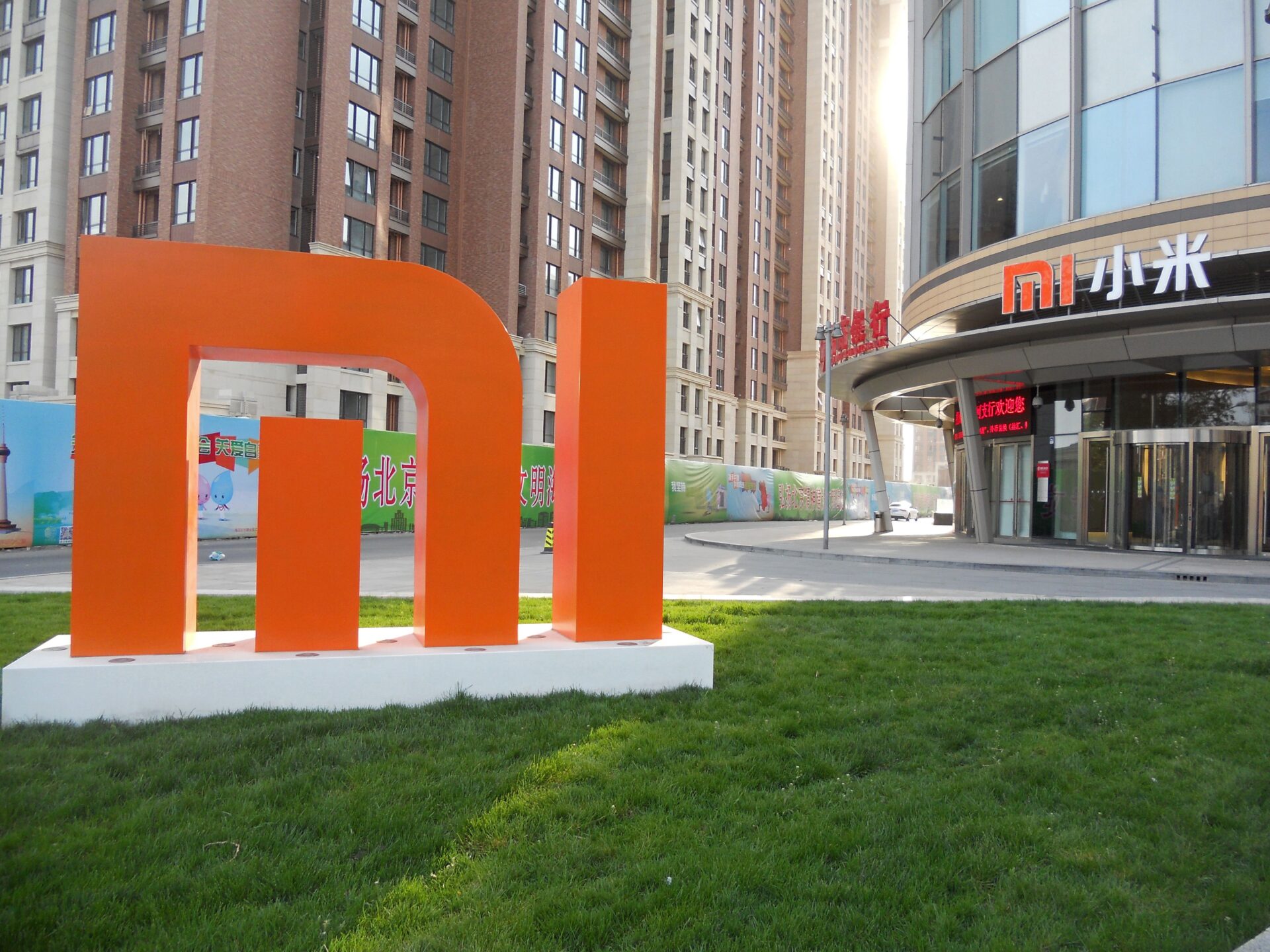 Xiaomi patents a futuristic all-sides curved display smartphone with no front-cam, buttons