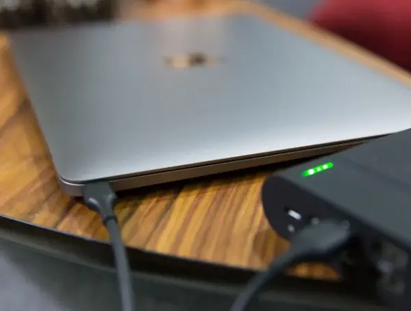 Charging Macbook on The Wrong Side Gets You Lower Performance and Noisy