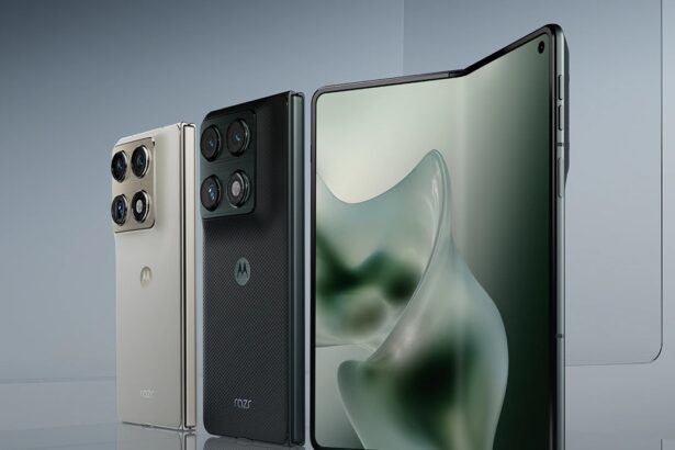 motorola razr fold unveiled at CES 2026 with 8.1-inch 2K LTPO foldable display and dual-screen design